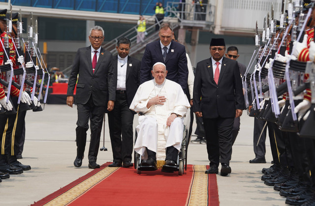 Pemimpin Takhta Suci Vatikan Paus Fransiskus (tengah) didampingi Menteri Agama Yaqut Cholil Qoumas menuju pesawat melambaikan tangan sebelum meninggalkan Indonesia di Bandara Internasional Soekarno Hatta, Tangerang, Banten, Jumat (6/9/2024). Foto: Dok. Kemenag