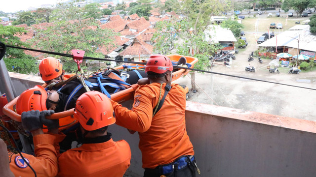 Simulasi antisipasi bencana tsunami akibat gempa megathrust di Pangandaran. Foto: Dok. BNPB