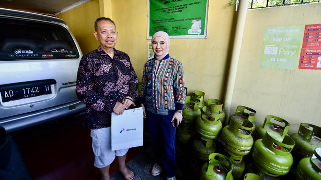 Dirut Pertamina Nicke Widyawati meninjau pasokan LPG 3 Kg di Surakarta, Jawa Tengah.  Foto: Dok. Pertamina