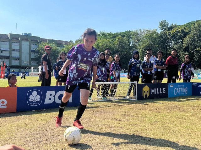 Skill Challenge "1 on 1" di MilkLife Soccer Challenge Surabaya Series 2 2024. Foto: Antika Fahira/kumparanBOLANITA