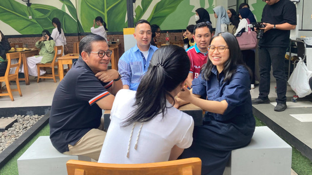 Bacagub Pramono Anung mendengarkan aspirasi anak muda selama makan sore di Gacoan Kemang, Jakarta Selatan, Jumat (6/9/2024). Foto: Alya Zahra/Kumparan