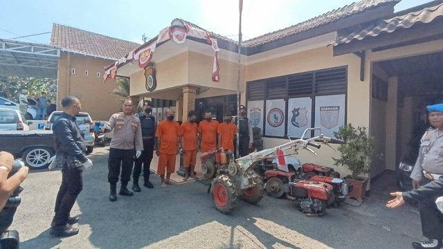 Empat komplotan pencuri traktor ditangkap Polsek Minggir, Kabupaten Sleman, Jumat (6/9).  Foto: Dok. Istimewa