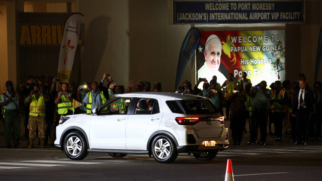 Paus Fransiskus menggunakan mobil setelah mendarat di Bandara Internasional Port Moresby Jackson, di Port Moresby, Papua Nugini, 6 September 2024.  Foto: REUTERS/Guglielmo Mangiapane