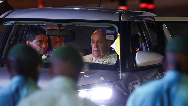 Paus Fransiskus duduk di dalam mobil setelah mendarat di Bandara Internasional Port Moresby Jackson, di Port Moresby, Papua Nugini, 6 September 2024.  Foto: REUTERS/Guglielmo Mangiapane