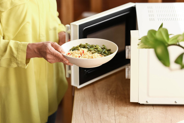 Ilustrasi memanaskan nasi di microwave. Foto: Pixel-Shot/Shutterstock