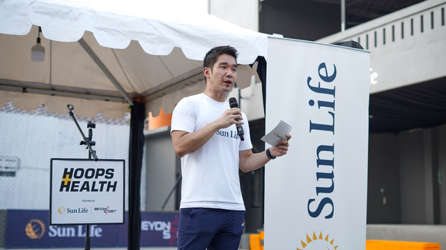 Kah Jing Lee, Chief Client Officer Sun Life Indonesia saat memberikan sambutan yang menandai perayaan Hoops+Health Community Volunteer Day di Depok.  Foto: Sun Life