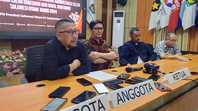 Anggota KPU Sulawesi Utara saat mengumumkan hasil pemeriksaan atau verifikasi berkas tiga bakal Calon Gubernur dan Wakil Gubernur Sulawesi Utara yang akan ikut Pilkada Sulut 2024.