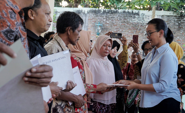 Penghageng Datu Dana Suyasa, GKR Mangkubumi, menyerahkan serat kekancingan kepada warga Muja Muju, Umbulharjo, Kota Yogya. Foto: Pemkot Yogya