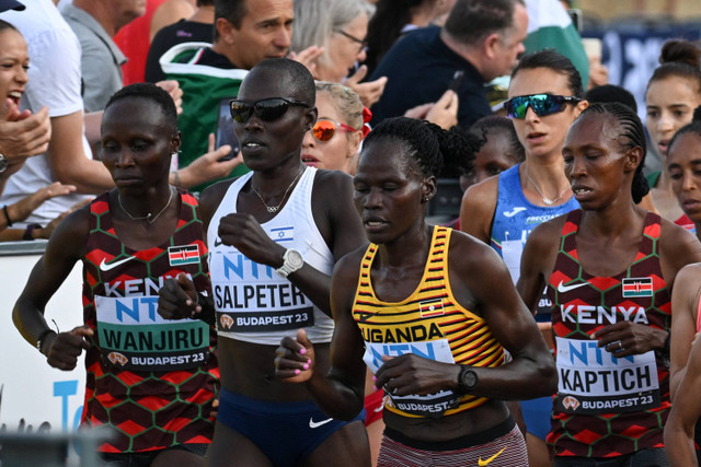 Atlet Lari Rebecca Cheptegei (seragam kuning), atlet maraton Uganda yang meninggal akibat dibakar pacar sendri.  Foto: FERENC ISZA / AFP