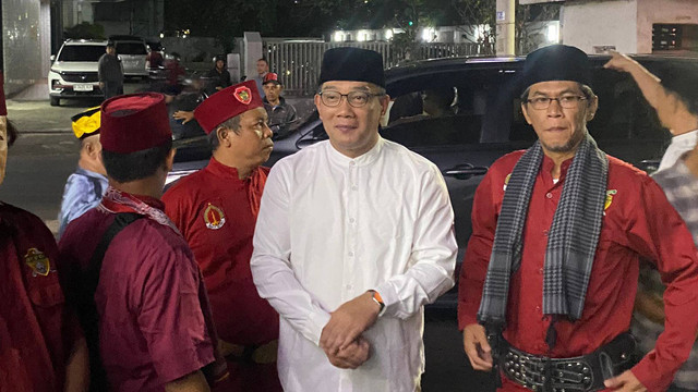 Ridwan Kamil sampai di kantor Badan Musyawarah Betawi, Jatinegara, Jakarta Timur, disambut dengan palang pintu pada Jumat (6/9). Foto: Abid Raihan/kumparan
