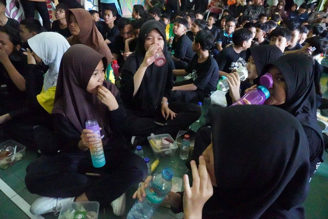 Para siswa saat minum vitamin bersama-sama di sekolah. Foto: Len/Tugu Jogja