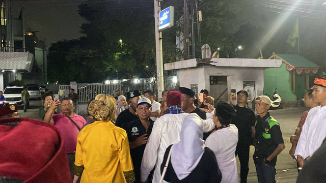 Kedatangan Ridwan Kamil ke Bamus Betawi di Jatinegara, Jakarta Timur sempat mendapat penolakan dari beberapa anggota Forum Betawi Rempug (FBR) setempat pada Jumat (6/9/2024). Foto: Abid Raihan/kumparan