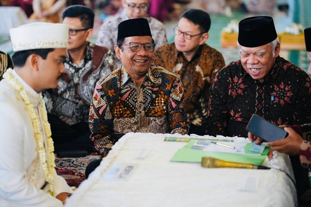 Mahfud MD dan Menteri Pekerjaan Umum Basuki Hadimuljono jadi saksi pernikahan putra Cak Lontong di Masjid Al Akbar Surabaya, Jumat (6/9). Foto: Instagram/@mohmahfudmd