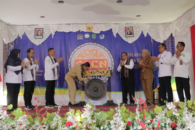 Pemukulan gong tanda dibukanya Sekolah Lapang Cuaca Nelayan Provinsi Kalimantan Barat tahun 2024. Foto: Dok. BMKG Pontianak