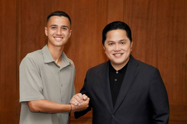 Eliano Reijnders berjabat tangan dengan ketua umum PSSI Erick Thohir. Foto: Instagram/ @Erickthohir