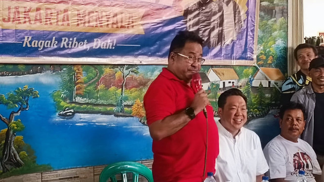 Bakal Calon Wakil Gubernur Jakarta Rano Karno atau yang biasa disapa Bang Doel bersama anggota DPR RI IX Charles Honoris menyampaikan pesat saat berdialog bersama warga di Cengkareng, Jakbar, Sabtu (7/9/2024). Foto: Thomas Bosco/kumparan