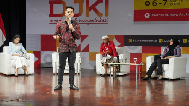 Salah satu pendiri PAHDI Specialty Coffee Sang Gede Agus Rico Pratama membagikan pengalaman membangun coffe shop pada kegiatan DJKI Mendengar dan Mengedukasi di Taman Werdhi Budaya Art Center, Bali pada Jumat, (6/9/2024). Foto: Dok. Istimewa