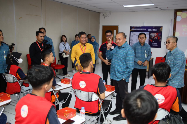 Ketua Dewan Pengawas BPJS Ketenagakerjaan Muhammad Zuhri (ketiga dari kanan) mengunjungi PT Midi Utama Makassar dalam memperingati Hari Pelanggan Nasional 2024 di Makassar. Foto: Dok. BPJS Ketenagakerjaan