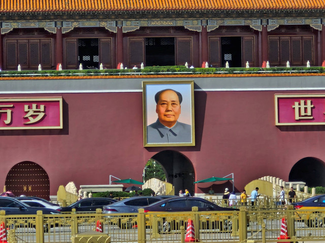 Sejumlah pengujung melintas di Tiananmen Square, Cina, Sabtu (7/9/2024). Foto: Nadia Jovita Injilia Riso/kumparan