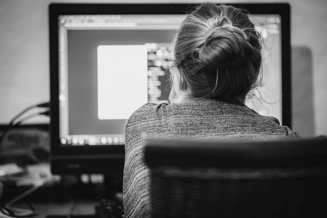 Ilustrasi mengapa literasi digital penting dalam konteks Kurikulum Nasional. Sumber: Pixabay/cocoandwifi
