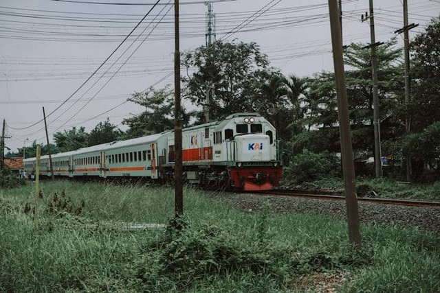 Harga tiket kereta Bandung - Jakarta ekonomi. Foto hanyalah ilustrasi bukan tempat sebenarnya. Sumber: Unsplash/ muhammad arief