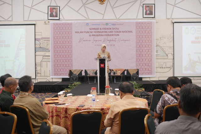 Kadisdikbud Kalbar dalam kegiatan seminar dan fashion show malam puncak Peringatan Hari Tenun Nasional dan Anugerah Kebudayaan. Foto: Dok. Istimewa