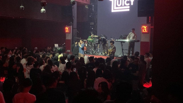 Grup musik Juicy Luicy menjadi bintang tamu spesial dalam acara live music di Fyne, Jalan Wijaya I, Kebayoran Baru, Jakarta Selatan, Jumat (6/9) malam. Foto: Vincentius Mario/kumparan