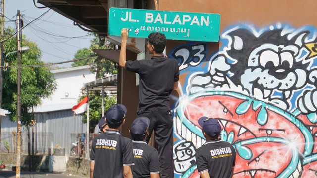 Dinas Perhubungan Kota Yogyakarta saat membersihkan rambu lalu lintas yang kerap jadi sasaran Vandalisme. (Foto : Istimewa)