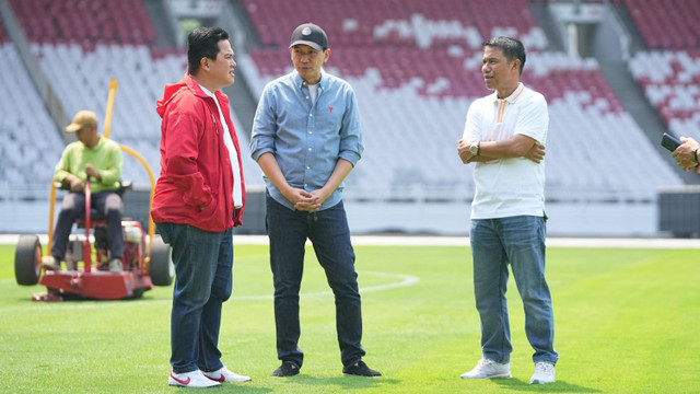 Ketua umum PSSI Erick Thohir berbincang bersama Sekjen PSSI Yunus Nusi saat meninjau kondisi rumput jelang menghadapi Australia pada pertandingan Kualifikasi Piala Dunia zona Asia di Stadion Utama Gelora Bung Karno, Jakarta, Sabtu (7/9/2024).  Foto: Dok.Istimewa