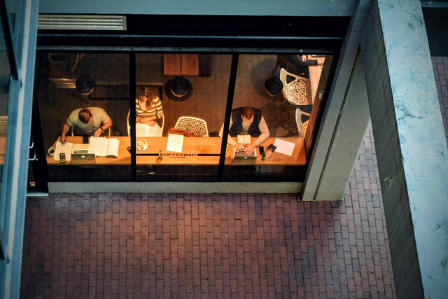 Book Cafe di Jakarta. Foto hanya ilustrasi, bukan tempat sebenarnya. Sumber: unsplash.com/Tim Gouw.