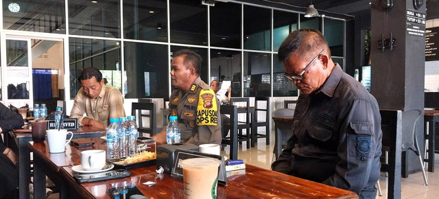 Kabag SDM AKP Suwaris (tengah) didampingi Kasi Humas Polres Sekadau AKP Agus Junaidi (kanan) saat coffee morning bersama wartawan dan pegiat medsos. Foto: Dina Mariana/Hi!Pontianak