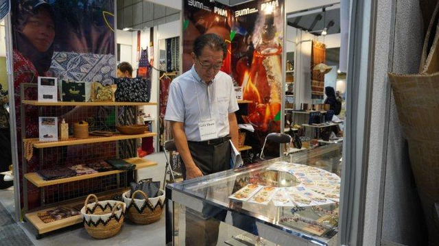 Beragam jenis produk kerajinan yang diproduksi nasabah PNM dihadirkan pada pameran Tokyo Gift Show ke-98. Foto: Dok. PNM