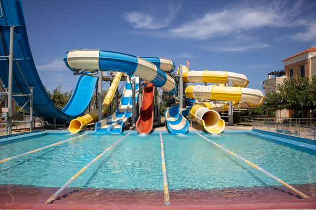 Harga Tiket Waterboom Jogja. Foto hanya ilustrasi, bukan tempat sebenarnya. Sumber: unsplash.com/Konrad Burdyn.