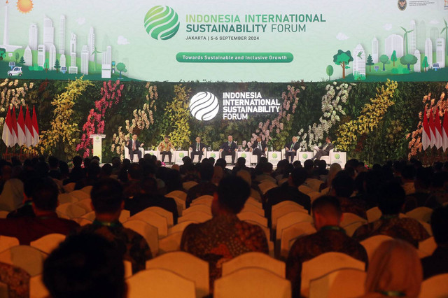 Sesi pleno “Green Industry: Transitioning the Power Sector to Zero Emissions”, pada gelaran Indonesia International Sustainability Forum (ISF) di Jakarta Convention Center, Jakarta, Kamis (5/9). Foto: RAPP