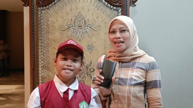 Siti Fatimah dan Abirama Pradipta Alfarezi siswa SDIT Al Manar Pondok Kelapa, Jakarta Timur penerima Beasiswa Platinum dari Koperasi Astra saat diwawancarai kumparan di Gedung Sasono Utomo, Taman Mini Indonesia Indah, Jakarta, Sabtu (7/9/2024).  Foto: Fadlan Nuril Fahmi/kumparan