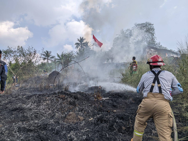 Kebakaran lahan di Jalan KH Agus Salim, Gang Kapten Abdul Haq, Kaliawi, Tanjung Karang Pusat, Kota Bandar Lampung. | Foto: Dok Damkar Kota Bandar Lampung