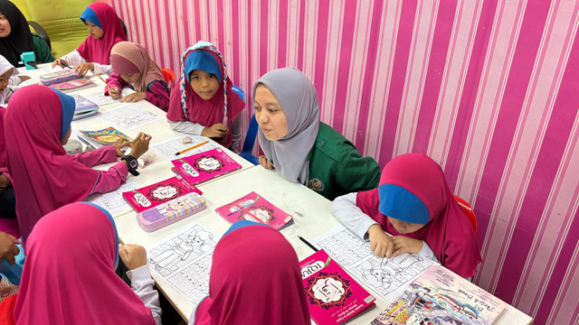 Menebalkan Huruf Hijaiyah di Sekolah Pendidikan Islam, Pusat Islam Universiti Utara Malaysia Tahun 2024. Foto: Dok. Inasis Tradewinds