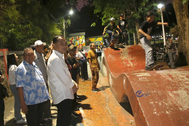 Wali kota Surabaya Eri Cahyadi saat mengunjungi area skateboard Ketabang. Foto: Diskominfo Surabaya