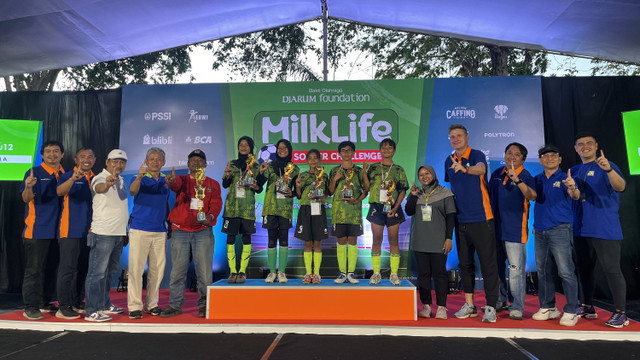 Para pemenang Skill Challenge KU 12 MilkLife Soccer Challenge Surabaya Series 2 2024. Foto: Antika Fahira/kumparan