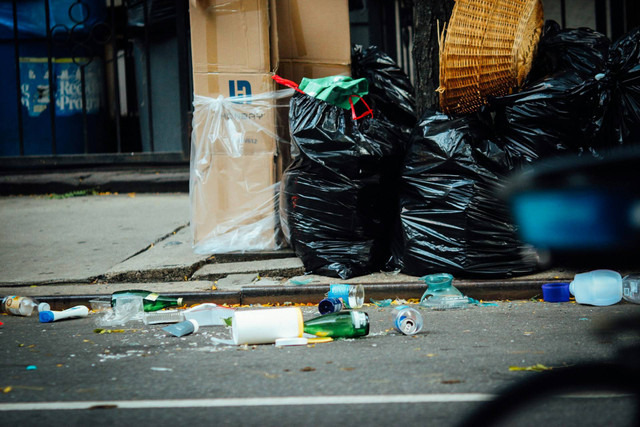 Tumpukan sampah penyebab gas rumah kaca. Unsplash/Jon Tyson