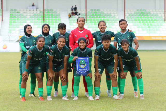 Tim sepak bola wanita Jawa Barat sebelum bertanding dengan Bangka Belitung di PON XXI Aceh-Sumut 2024. Foto: Ahmad Maherdika @fotobolakita