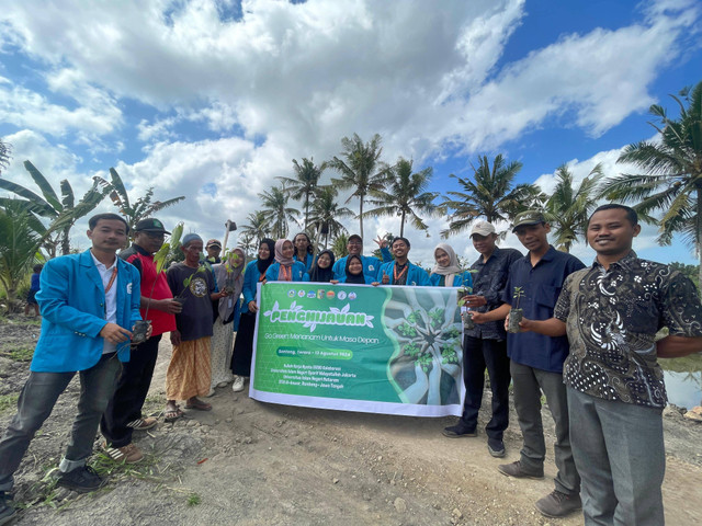 Foto Pribadi : Mahasiswa UIN Jakarta dan Perangkat Desa Santong, Terara, Lombok Timur.