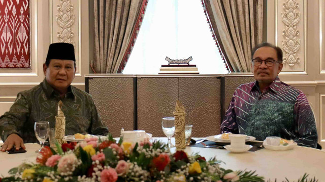 Menteri Pertahanan RI sekaligus presiden terpilih 2024-2029 Prabowo Subianto menemui Perdana Menteri Malaysia Anwar Ibrahim, di Malaysia, Sabtu (7/9).  Foto: Dok. Istimewa