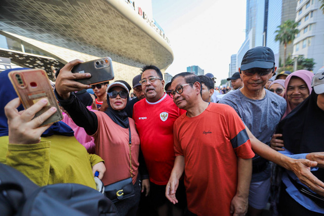 Bacagub dan Bacawagub Jakarta Pramono Anung-Rano Karno menyapa warga saat car free day (CFD) di Bundaran HI, Jakarta, Minggu (8/9/2024). Foto: Iqbal Firdaus/kumparan