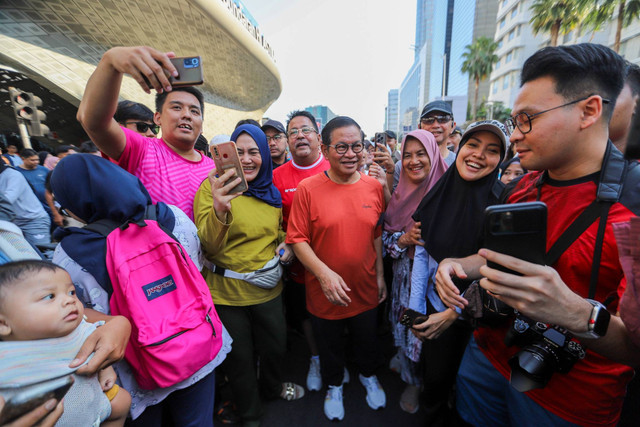 Bacagub dan Bacawagub Jakarta Pramono Anung-Rano Karno menyapa warga saat car free day (CFD) di Bundaran HI, Jakarta, Minggu (8/9/2024). Foto: Iqbal Firdaus/kumparan