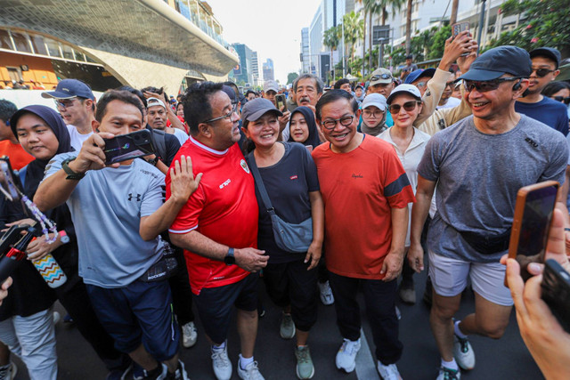 Bacagub dan Bacawagub Jakarta Pramono Anung-Rano Karno menyapa warga saat car free day (CFD) di Bundaran HI, Jakarta, Minggu (8/9/2024). Foto: Iqbal Firdaus/kumparan