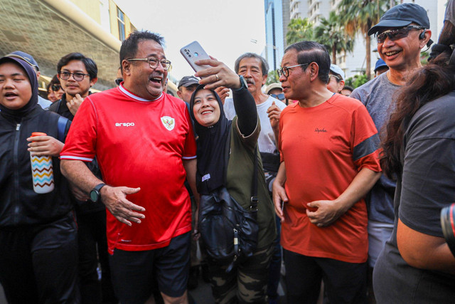 Bacagub dan Bacawagub Jakarta Pramono Anung-Rano Karno menyapa warga saat car free day (CFD) di Bundaran HI, Jakarta, Minggu (8/9/2024). Foto: Iqbal Firdaus/kumparan