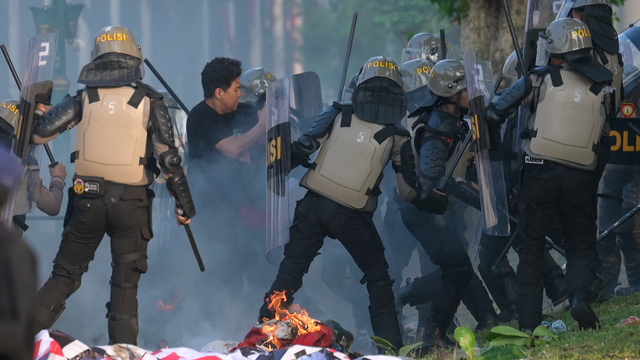 Polisi dan demonstran bentrok di luar gedung DPR, Jakarta, 22 Agustus 2024.