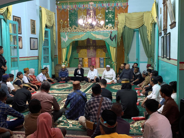 Bakal calon Gubernur Kalbar, Sutarmidji saat berdialog bersama Raja dan masyarakat Mempawah. Foto: Dok, Istimewa