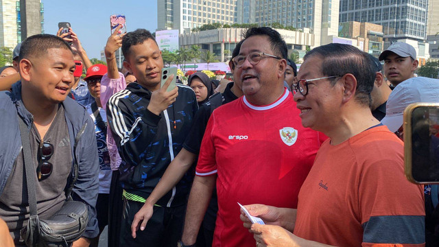 Bacagub dan Bacawagub Jakarta, Pramono Anung-Rano Karno menyapa warga saat car free day (CFD) di Bundaran HI, Jakarta, Minggu (8/9/2024). Foto: Abid Raihan/kumparan